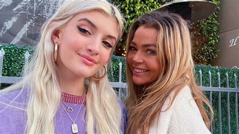 Denise Richards daughter Sami Sheen, 18, shows off。